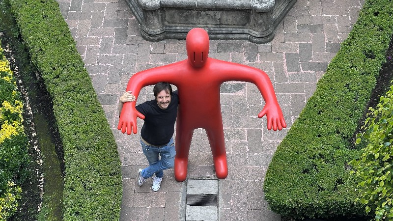 Pablo Zeta abrazado a uno de los Hombres Rojos